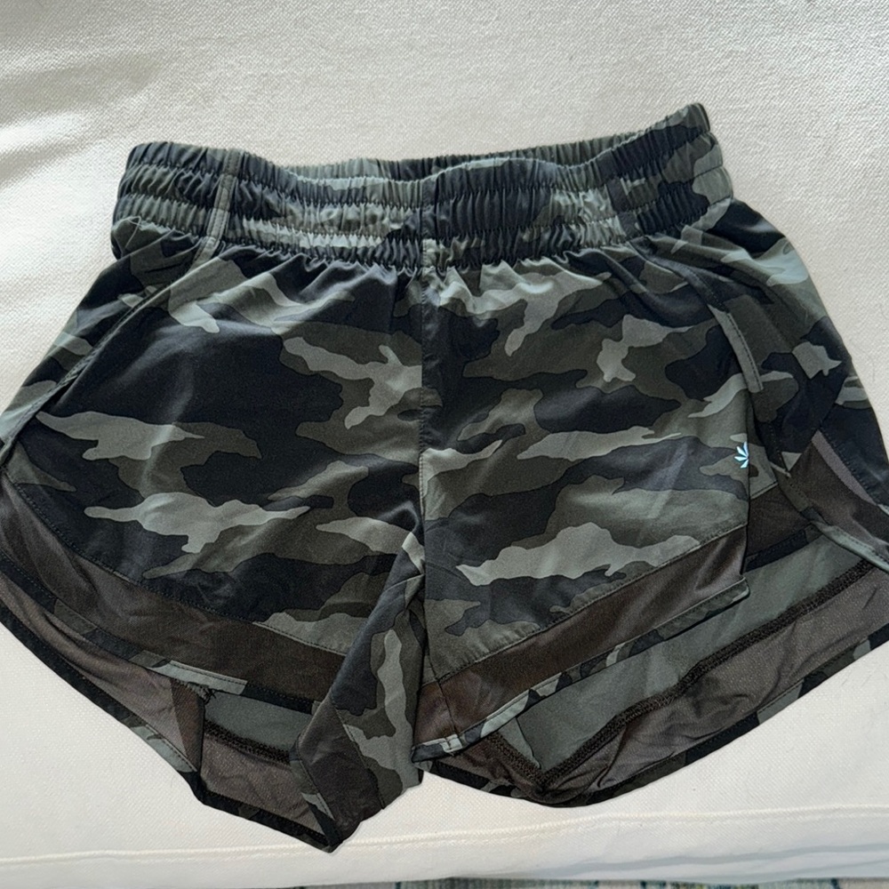 Athleta women’s Printed Mesh Racer Run 4” Green and Black Athletic Shorts